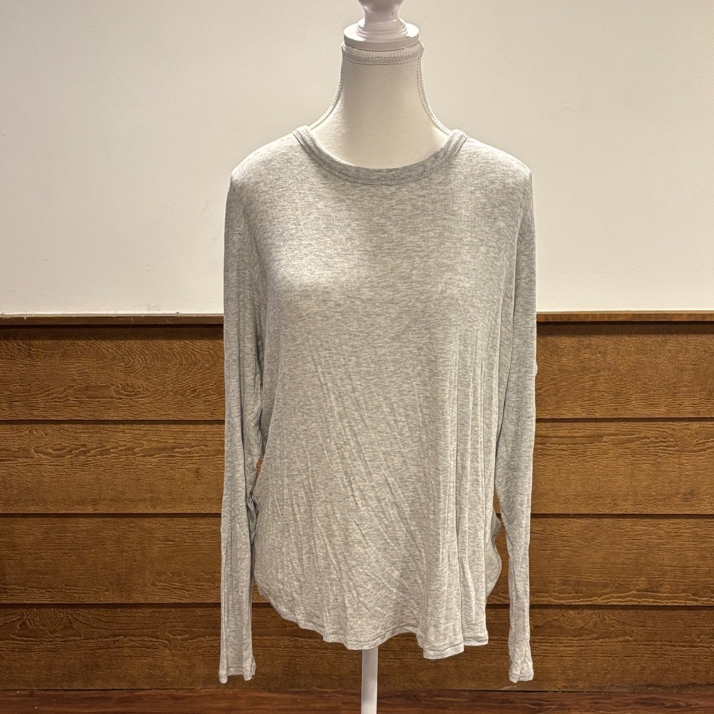 Fabletics Light Gray Long-Sleeve Crewneck Top